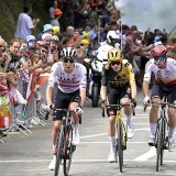 Tadej Pogacar (à gauche) et Jonas Vingegaard (au centre) pourraient se retrouver sur les routes espagnoles pour le Tour de France 2026, comme en 2023 lors du départ de Bilbao. KEYSTONE/EPA L'EQUIPE POOL/PAPON BERNARD